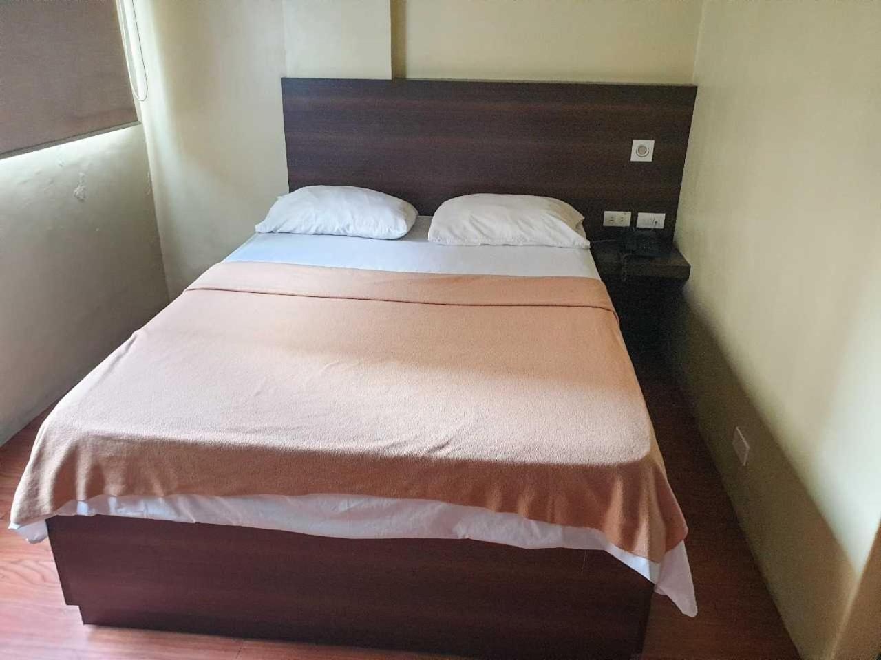 Oyo 1011 First Hotel Manila Dış mekan fotoğraf