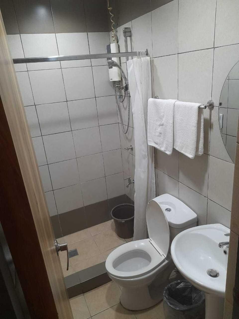 Oyo 1011 First Hotel Manila Dış mekan fotoğraf