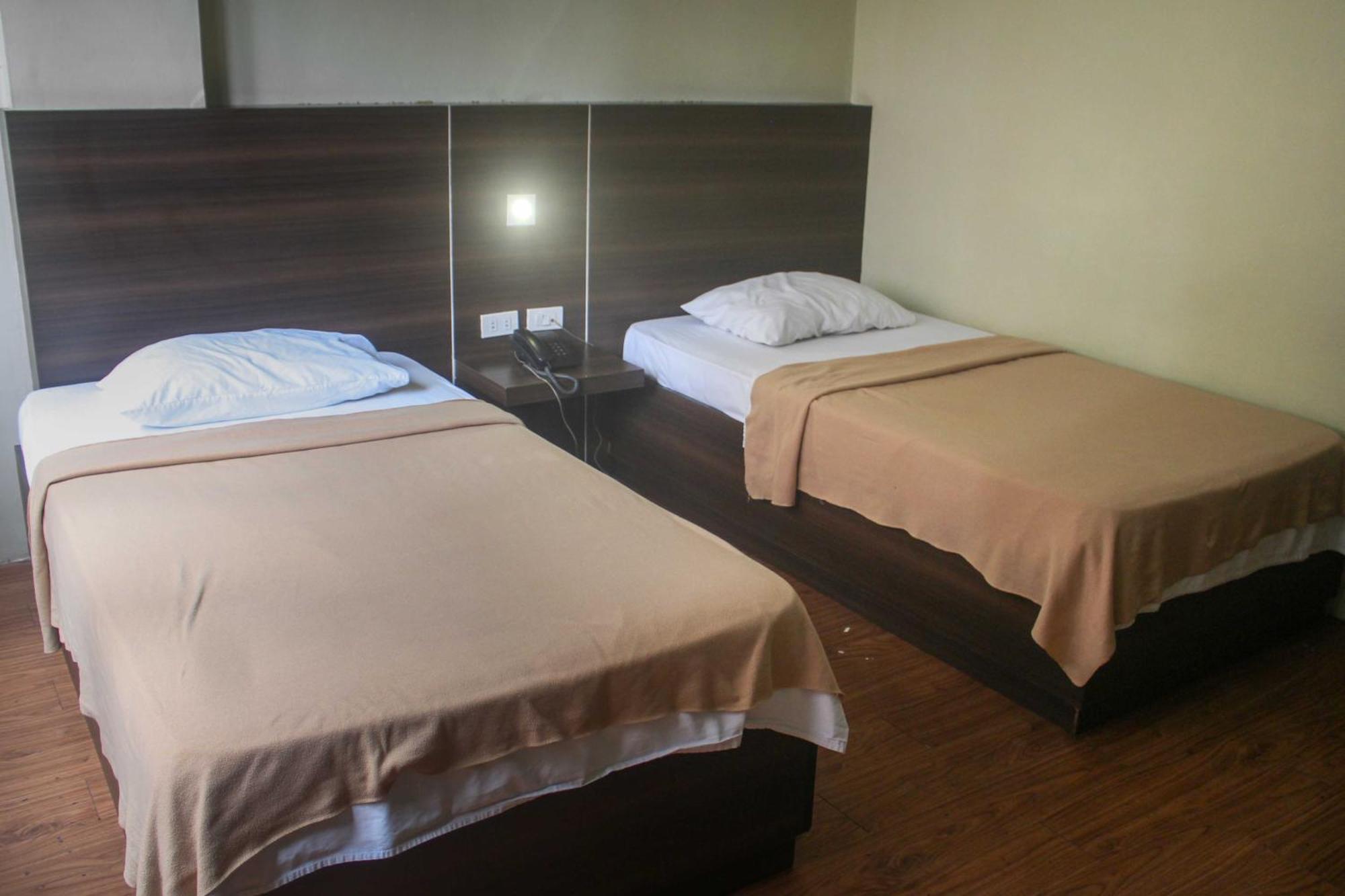 Oyo 1011 First Hotel Manila Dış mekan fotoğraf